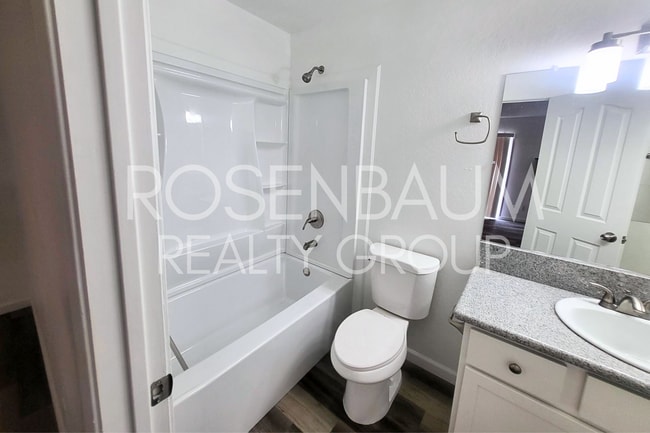 Building Photo - Charming 2-bedrooms, 2-baths duplex locate...