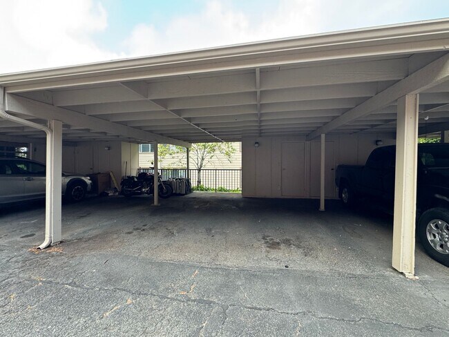 Building Photo - 3/2 with 2 car carport East Honolulu