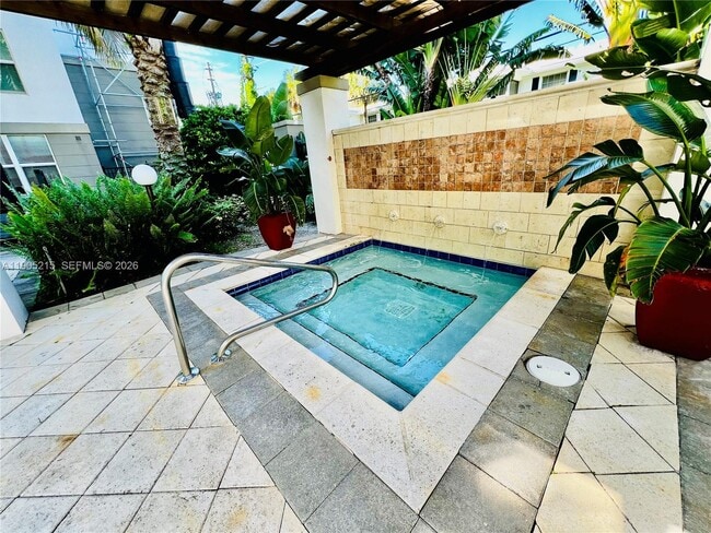 Building Photo - 2421 NE 65th St