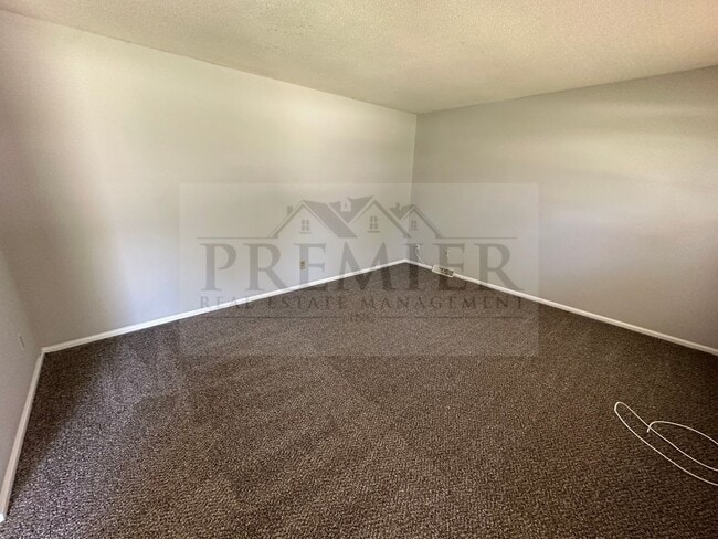 Building Photo - 4 bd/1.5 ba  house Rent $1475 -11808 Small...