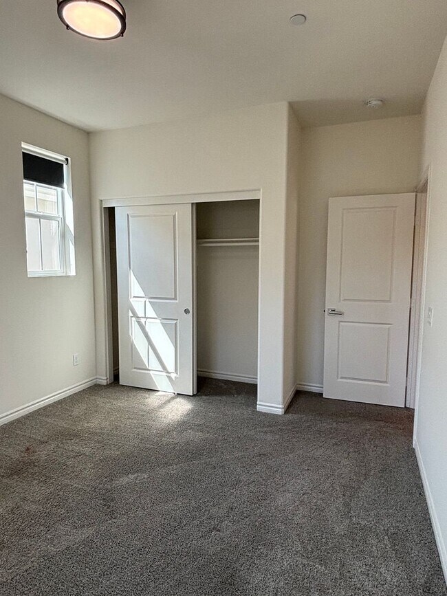 Building Photo - Bright Four-Bedroom Townhome in Whittier and Walkable Palm Park
