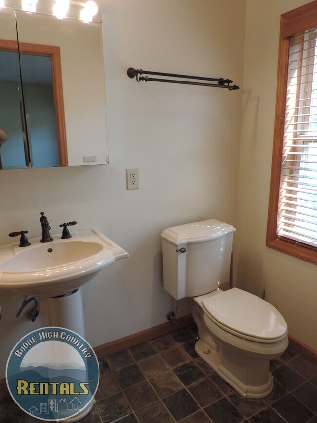 Building Photo - Spacious Home in Sugar Grove With Easy Access to Boone