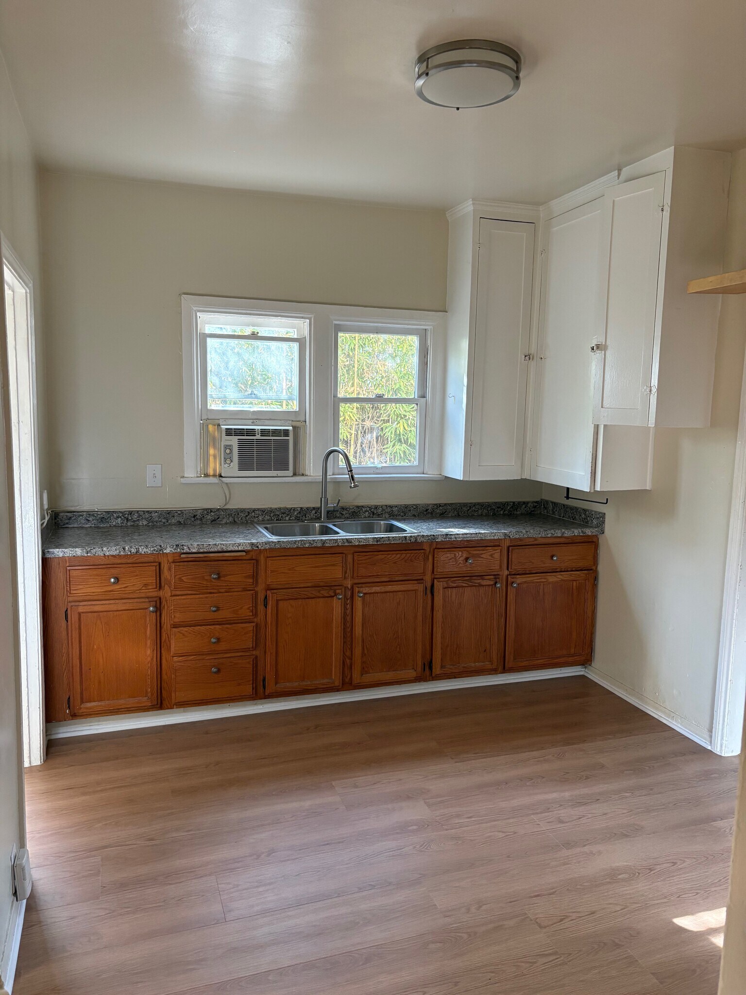 Building Photo - 1160 N Raymond Ave