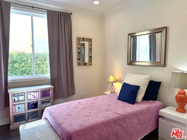 Building Photo - 5 Marisol