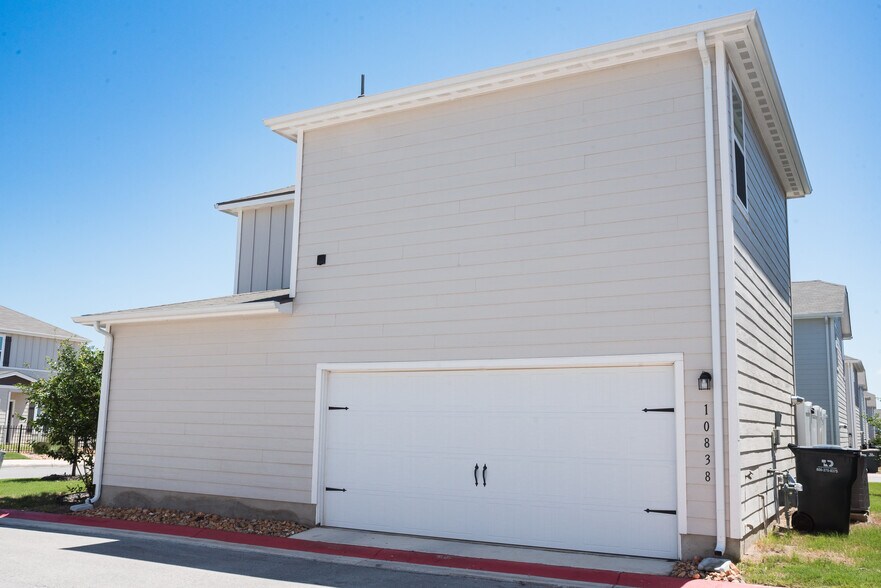 Building Photo - 10838 Emerick St