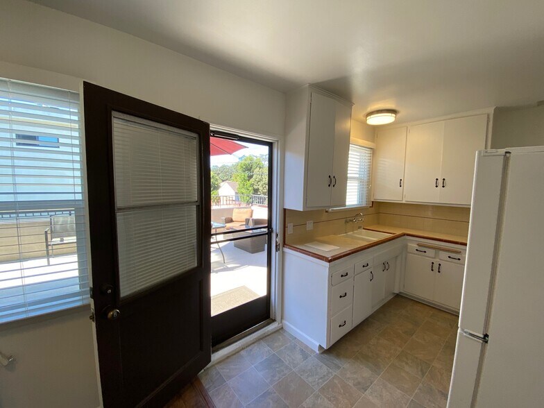 Building Photo - 4439 Lakeside Dr