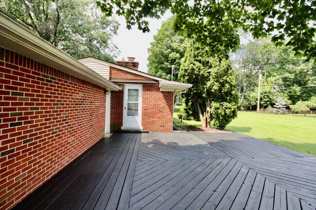 Building Photo - 1239 Ashover Dr