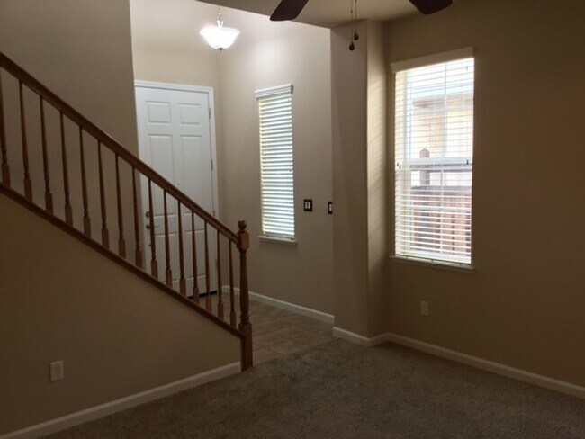 Building Photo - Gated Community 4 Bedroom 2.5 Bath Home...
