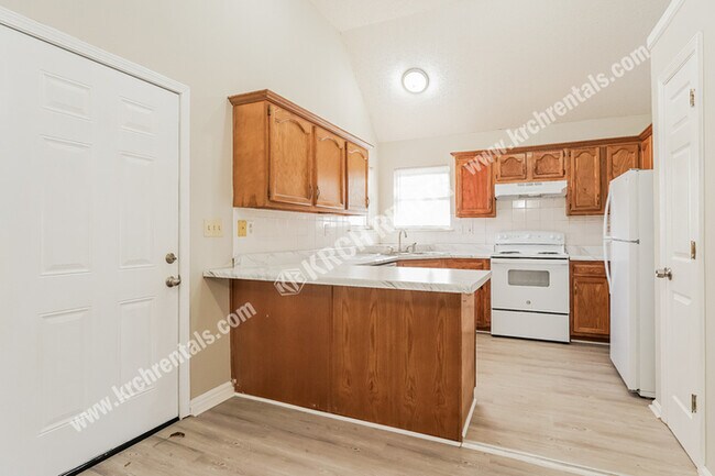 Building Photo - 3-Bed Home with Fireplace