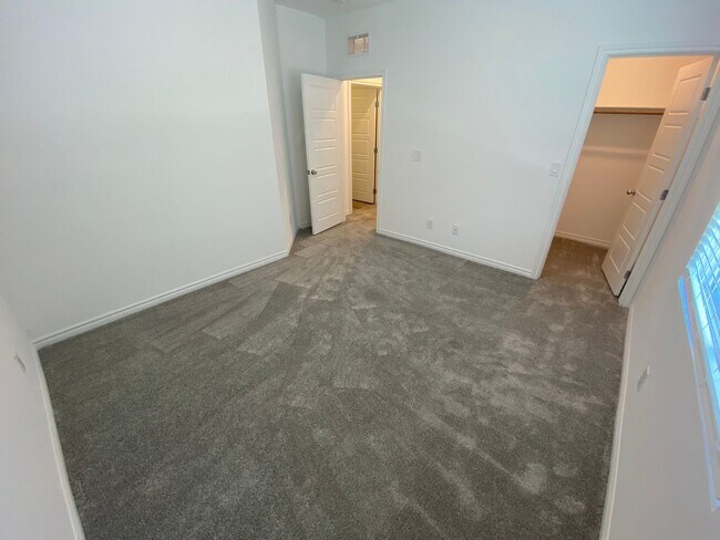 Building Photo - Beautiful 4 bed/3.5 bath home located in N...