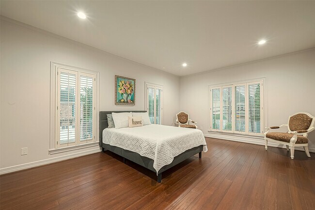 Building Photo - 983 S Post Oak Ln