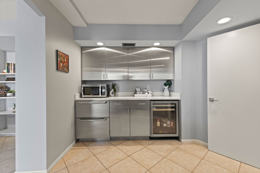 Kitchen/wine cooler - 1111 N Gulfstream Ave