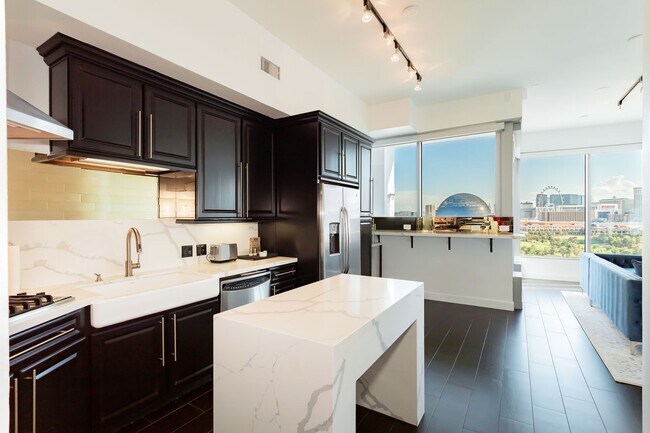 Building Photo - Fully Furnished High Rise with Wynn Golf Course Views!