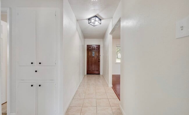 Building Photo - 411 Yorkshire Dr