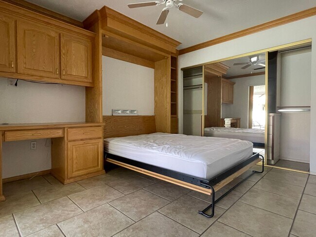 Building Photo - Desirable Windsor Beach Condo! Unfurnished...
