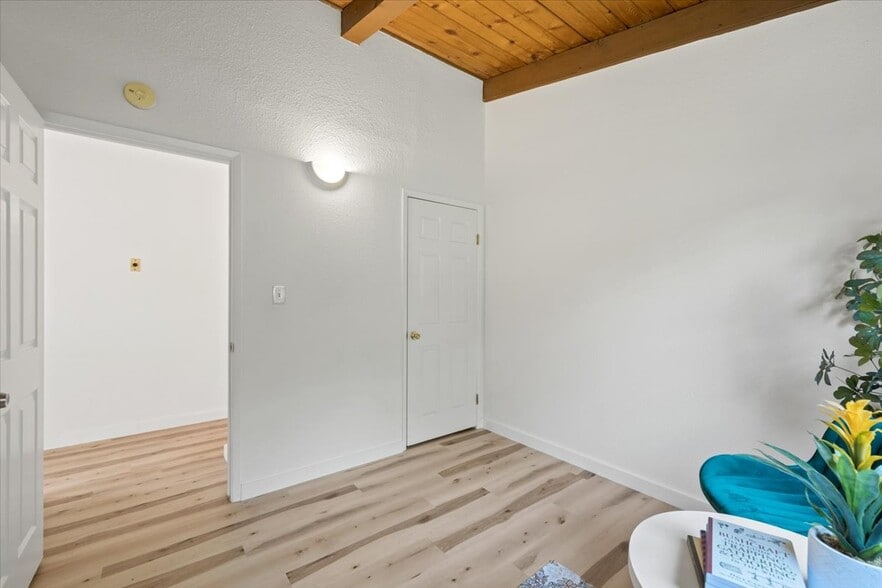Building Photo - 380 Deodara St