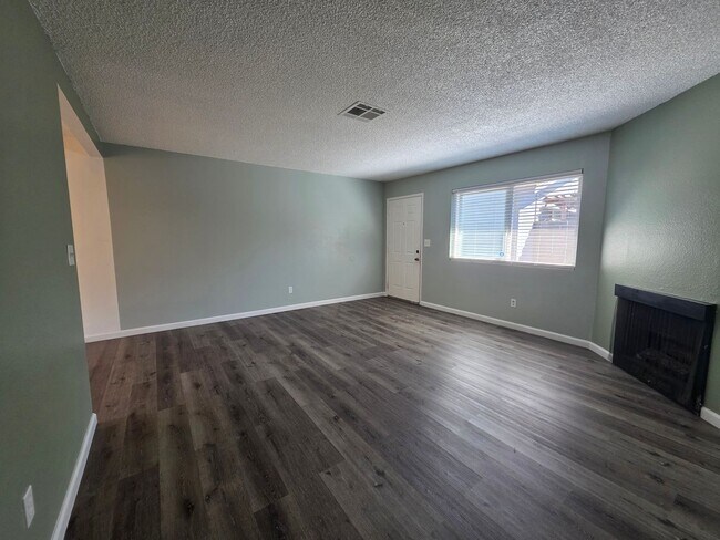 Building Photo - Gareth Ln - Triplex