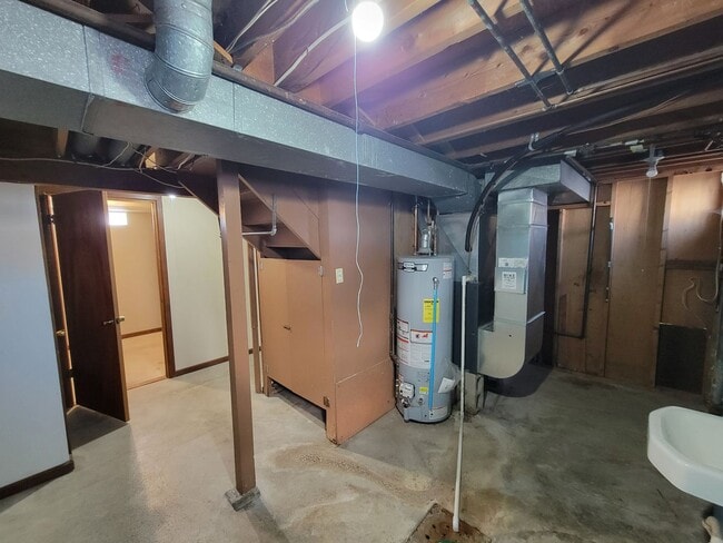 Building Photo - 3 Bedroom House with Large Garage