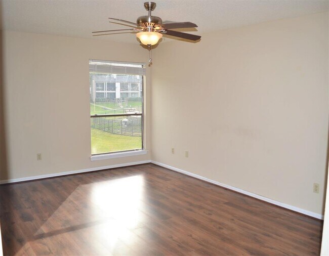 Building Photo - 202 Lakeview Terrace