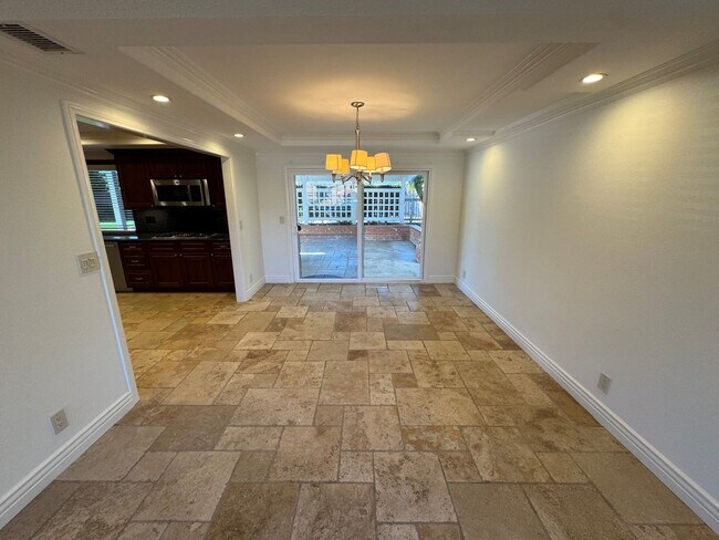 Building Photo - Spacious East Ventura Home- Many Interior Upgrades and Large Backyard!