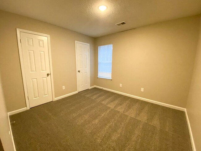 Building Photo - Recently renovated 3 bed and 2 bath home n...