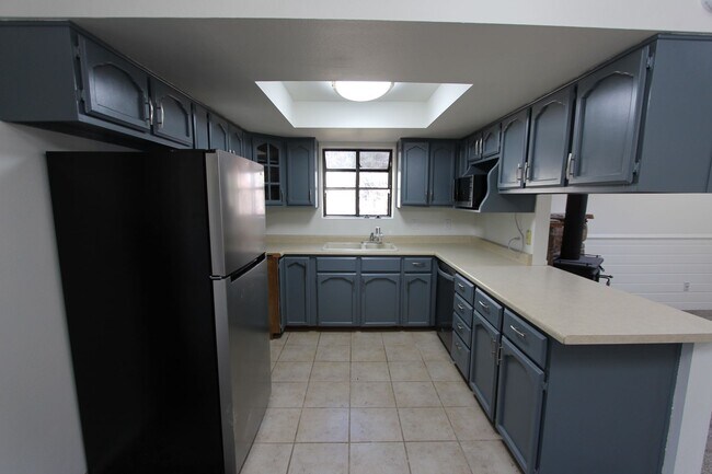 Building Photo - 3 Bed, 2 Bath Cabin Home with Fenced Backy...