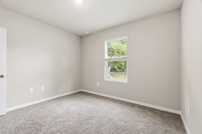 Building Photo - Spacious 4-Bedroom Gem with 2 Full Baths in Charming Punta Gorda Oasis!