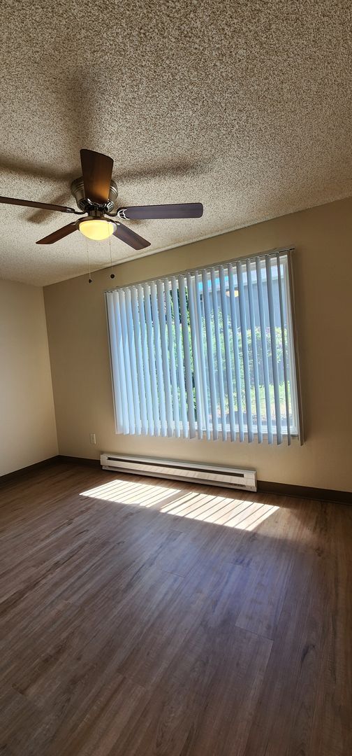 Building Photo - Welcome home to Sunset Villa in charming Canby! Offering 1 Month Free! Brand New Washer & Dryer!