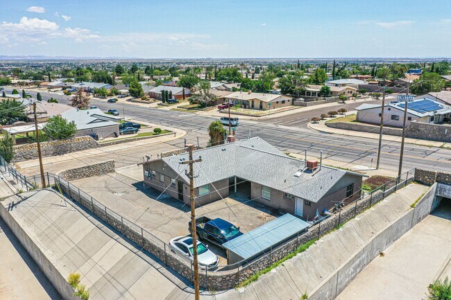 Building Photo - Beautiful 2 bed - 1 baths apartment  part of a TRIPLEX