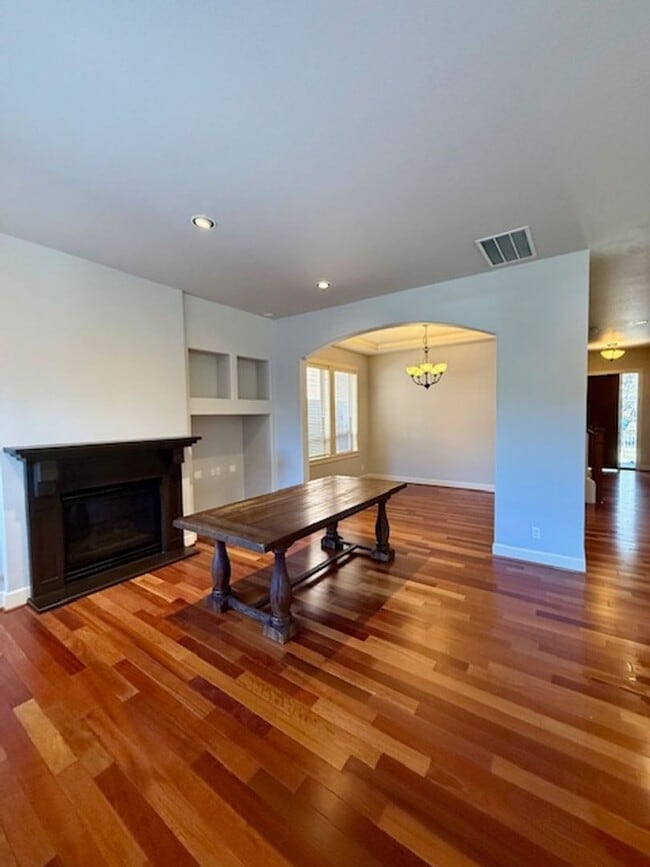 Building Photo - Stunning 4-Bedroom Aspen Rim Home in Bend!