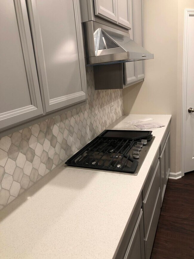 Building Photo - Modern 5 Bed | 3 Bath House in Cary