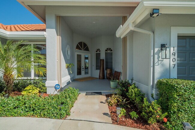 Building Photo - 1907 S Club Dr