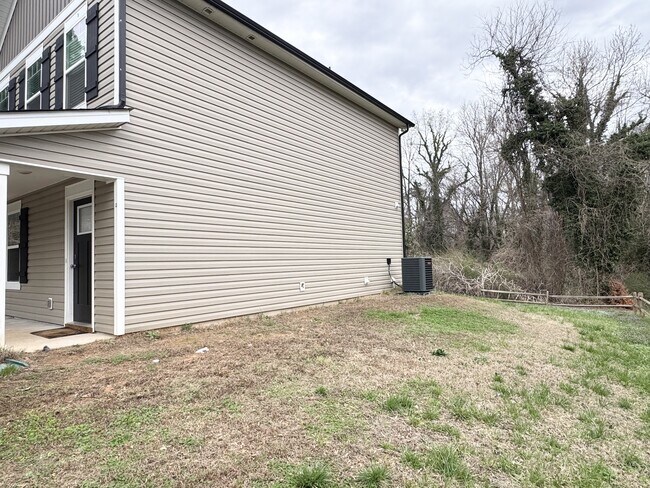 Building Photo - 620 Poplar St