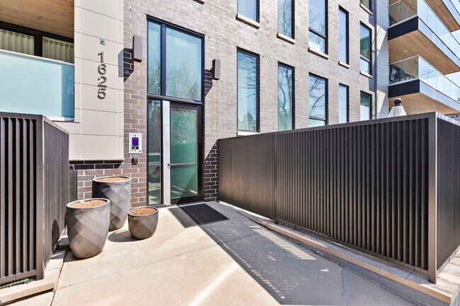 Building Photo - 1625 N Burling St