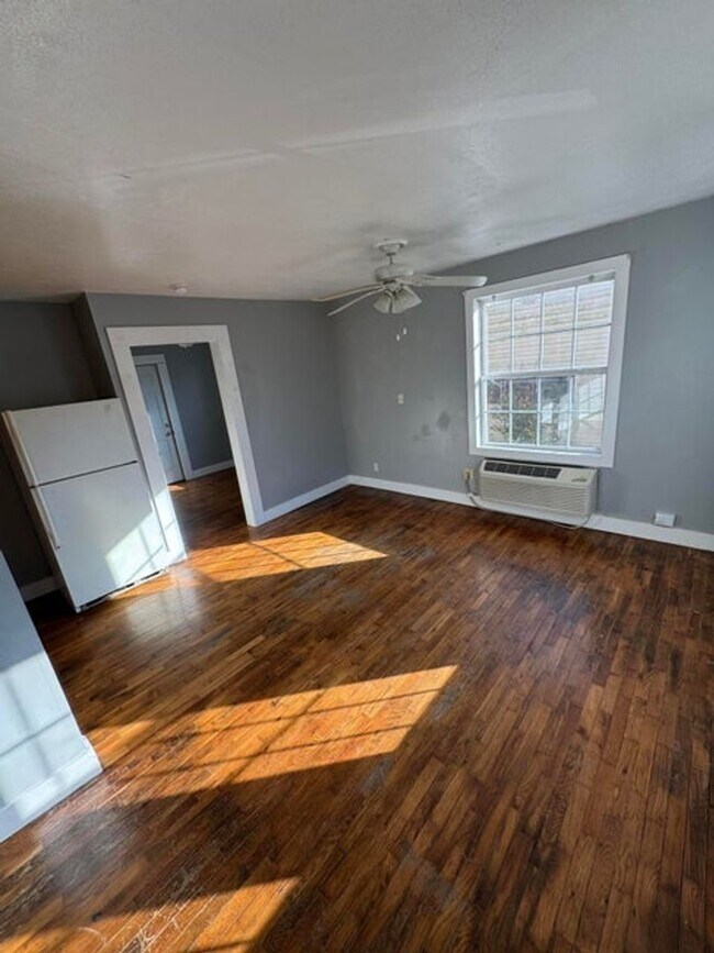 Building Photo - Clean duplex on the North side of Springfield. Remodeled