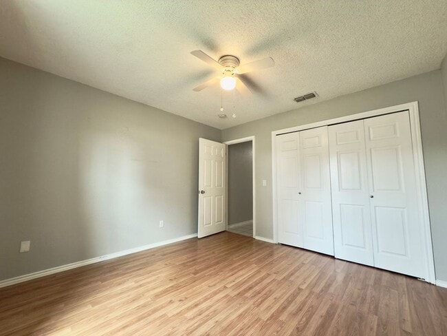 Building Photo - House For Rent