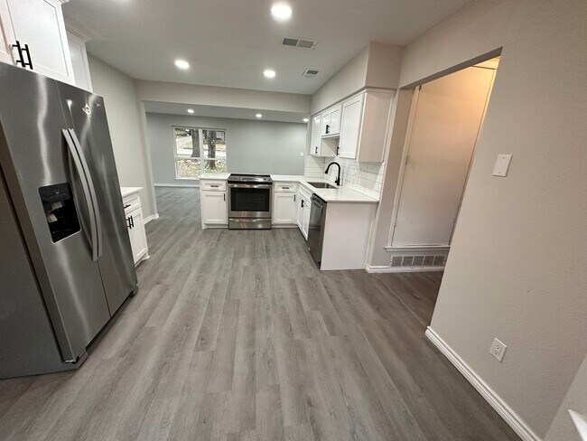 Building Photo - 2001 Emerson Ln