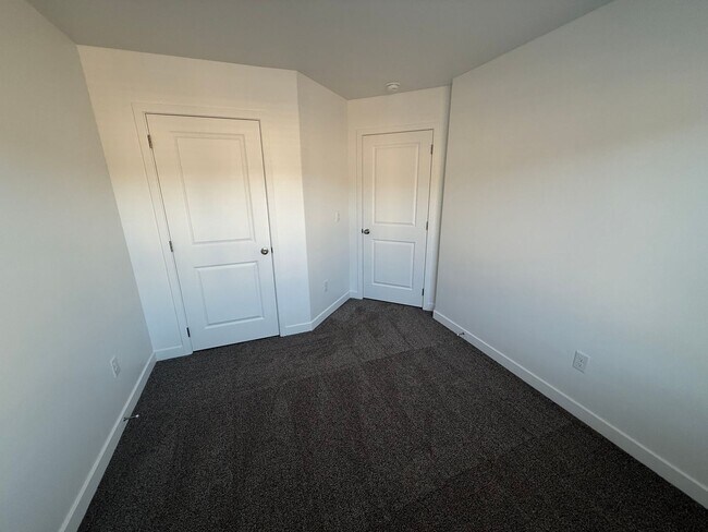 Building Photo - Includes internet - Pool/Pickle Ball +++