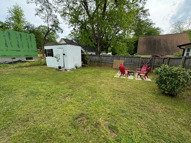 Building Photo - Updated 3bed/2bath House with Older Charm!