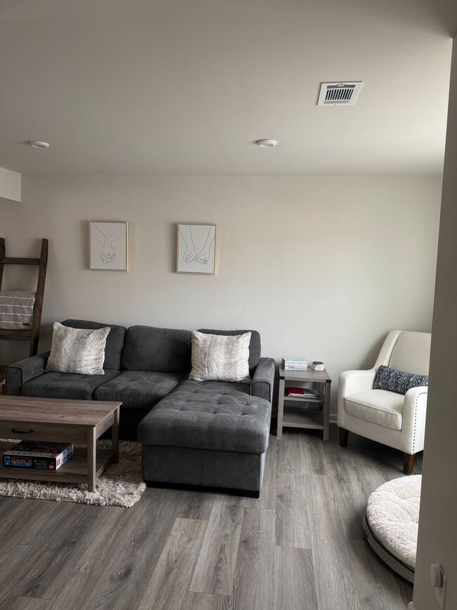 Building Photo - Furnished or Unfurnished Townhome