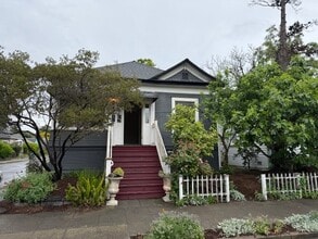 Building Photo - 300 Brown St