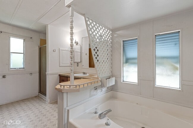 Building Photo - 589 N Main St