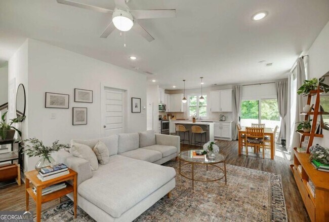 Building Photo - Modern Three Bedroom North Athens