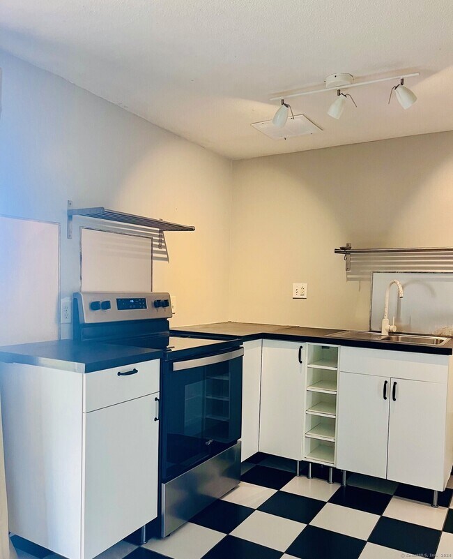 69 Burgundy Hill Ln 69 Burgundy Hill Ln Middletown CT 06457