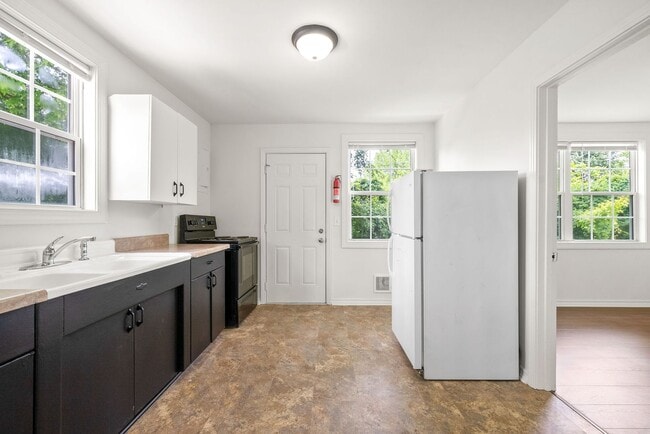 Building Photo - 3 Bedroom Home For Rent Near APSU!