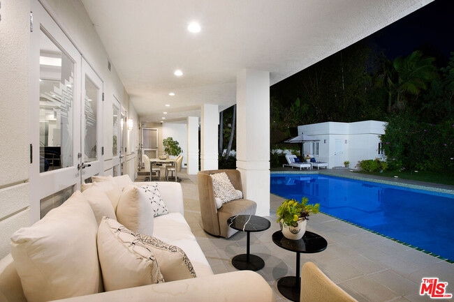 Building Photo - 1166 San Ysidro Dr