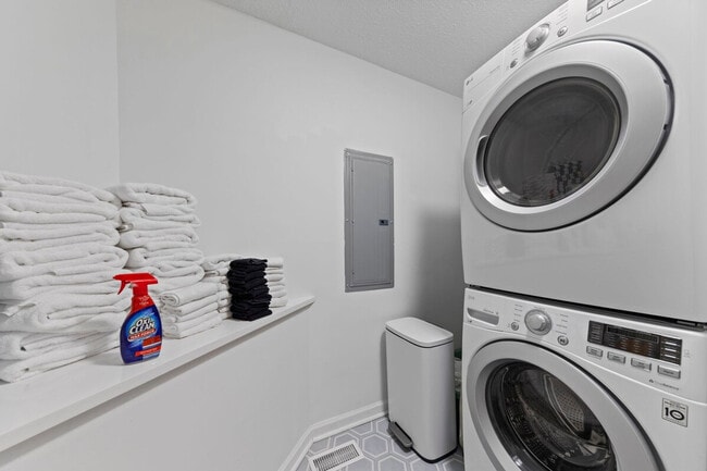 Building Photo - 169 Pompano St