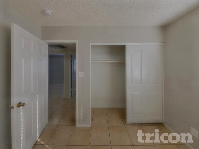 Building Photo - 4055 W Desert Cove Ave