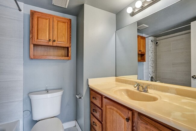 Building Photo - Townhouse with 2 Beds, 2.5 Baths, In-Unit ...