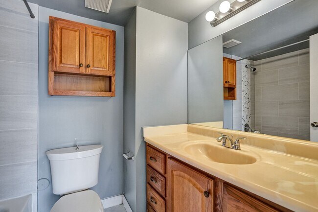 Building Photo - Townhouse with 2 Beds, 2.5 Baths, In-Unit Washer/Dryer